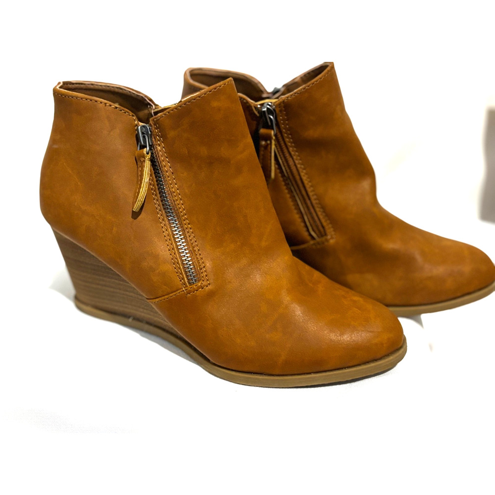 Dolcetta Camel ankle Booties sz 10 Wedge Double zip Classic Minimalist Career